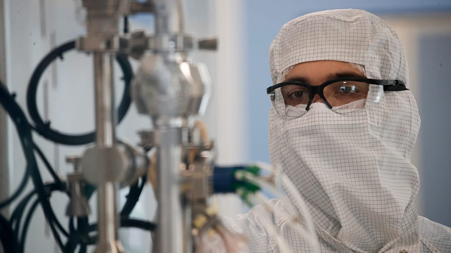 Un técnico de laboratorio trabaja en la empresa biofarmacéutica mAbxience en Garin, Argentina, el viernes 14 de agosto de 2020. 