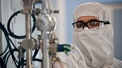Un técnico de laboratorio trabaja en la empresa biofarmacéutica mAbxience en Garin, Argentina, el viernes 14 de agosto de 2020. 