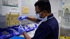 AstraZeneca ilaç firması, Covid-19'a karşı geliştirdiği antikor ilacı gönüllüler üzerinde denenmeye başladı.