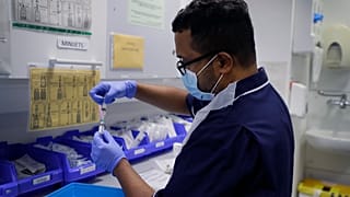 AstraZeneca ilaç firması, Covid-19'a karşı geliştirdiği antikor ilacı gönüllüler üzerinde denenmeye başladı.