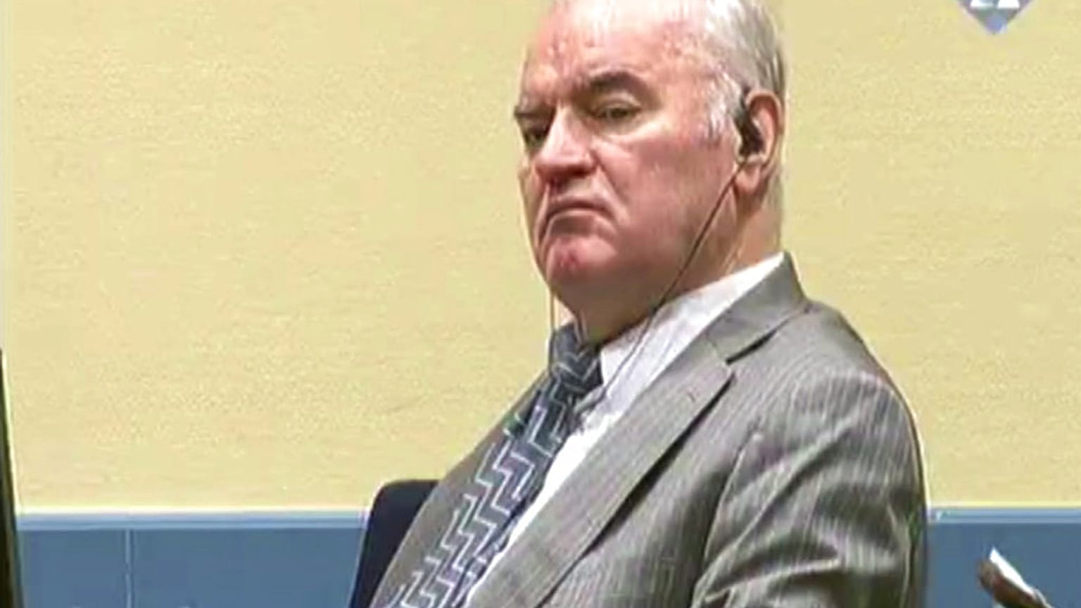 Mladic regressa à barra do tribunal