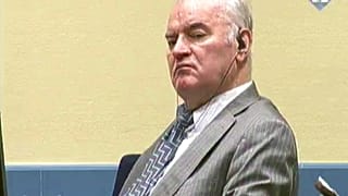 Mladic regressa à barra do tribunal