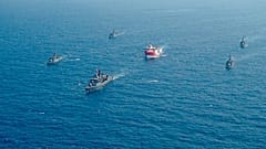 Navio turco Oruç Reis escoltado por navios de guerra