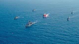 Navio turco Oruç Reis escoltado por navios de guerra
