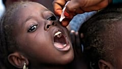 Un enfant vacciné contre la polio au Nigeria
