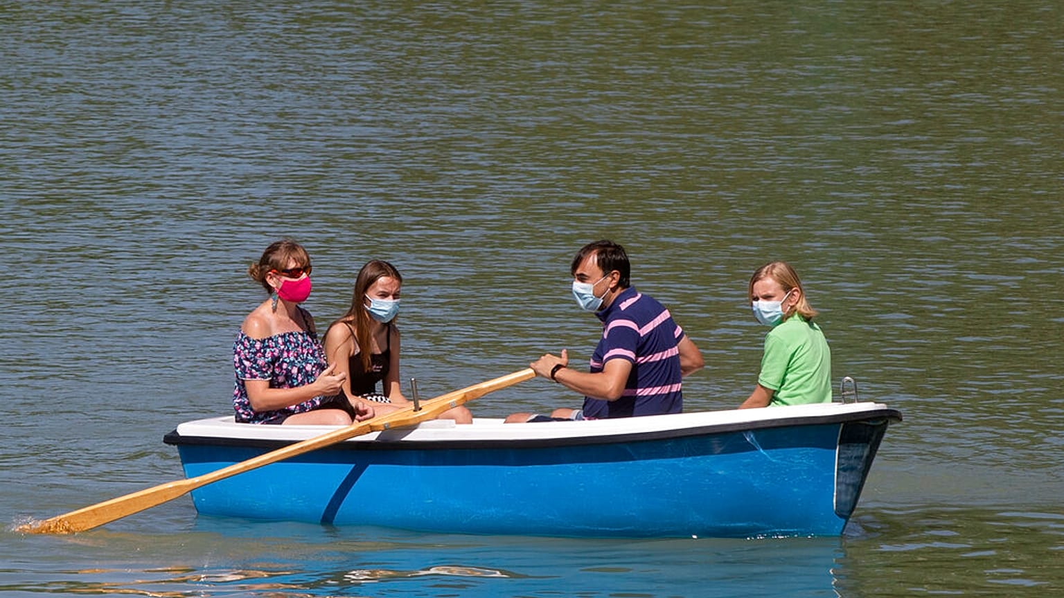 Una familia en el parque del Retiro de Madrid 