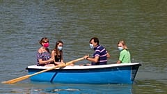 Una familia en el parque del Retiro de Madrid 
