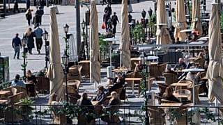 İsveç'in başkenti Stockholm'de bir kafe 