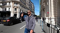 الصحفي الجزائري خالد درارني يرفع علامة النصر عند مغادرته قاعة المحكمة في العاصمة الجزائر - 2020/03/10