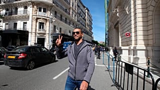 الصحفي الجزائري خالد دراريني يرفع علامة V عند مغادرته قاعة المحكمة في الجزائر العاصمة في 10 مارس 2020