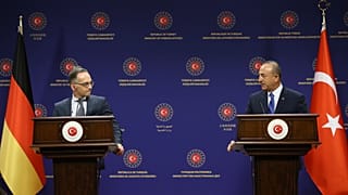 Turkey's Foreign Minister Mevlut Cavusoglu, right, and German counterpart Heiko Maas