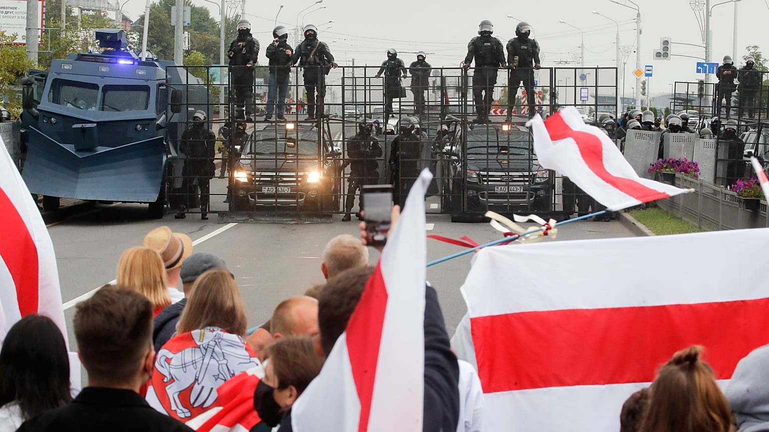 Belorusz tüntetők állnak egy rohamrendőri útlezárással előtt Minszkben 2020. augusztus 23-án