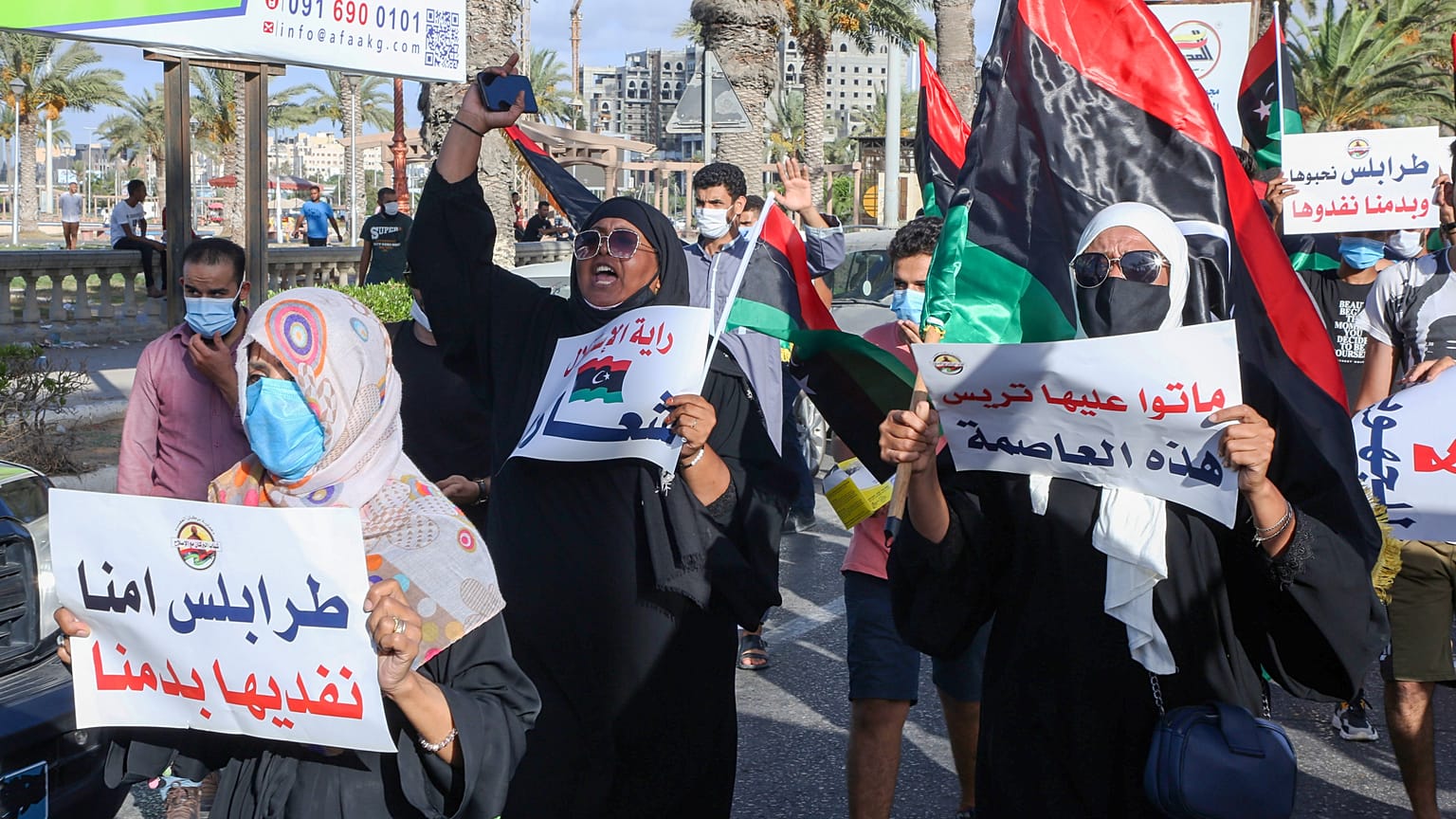 سيدات يشاركن في مظاهرة ضد الفساد في طرابلس