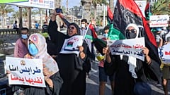 سيدات يشاركن في مظاهرة ضد الفساد في طرابلس