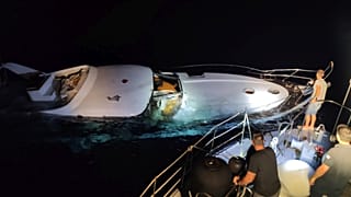 Το ημιβυθισμένο σκάφος των μεταναστών