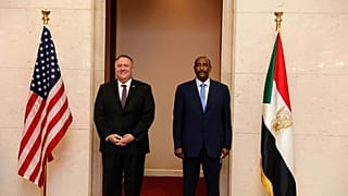 وزير الخارجية الأمريكي مايك بومبيو يقف لالتقاط صورة مع رئيس مجلس السيادة السوداني الجنرال عبد الفتاح البرهان في الخرطو، 25 أغسطس2020.