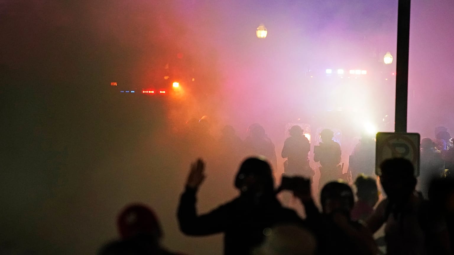 ABD basınını göre, Jacob Blake isimli bir siyah vatandaşın polis tarafından arkadan vurması sonrası başlayan protestolarda salı gecesi bir kişi vurularak öldürüldü.