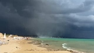 گردباد در ساحل جنوب ایتالیا گردشگران را شگفت‌زده کرد