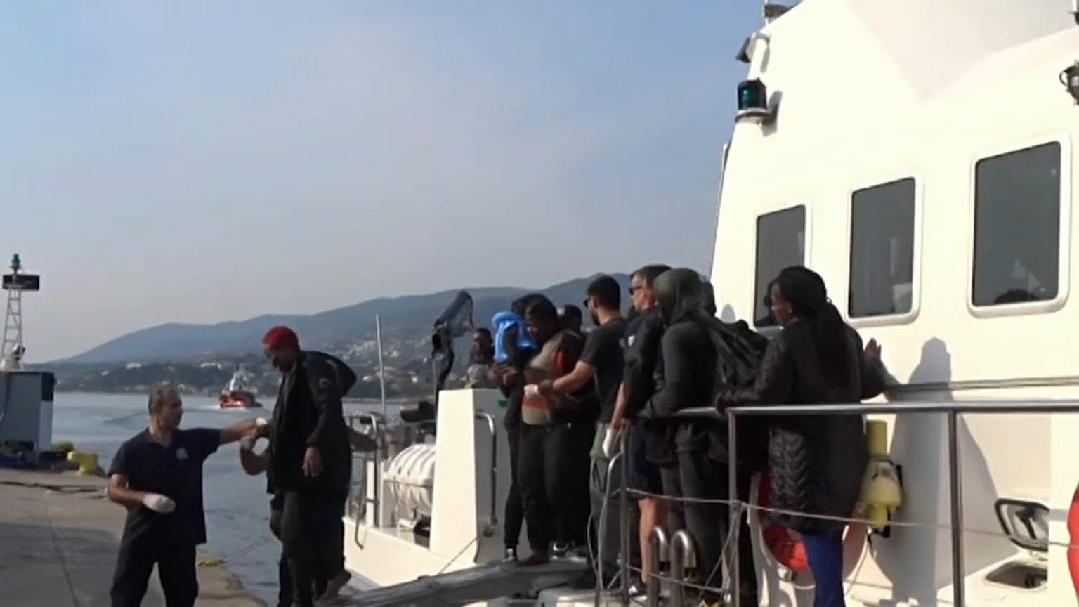 Desembarco de algunos de los rescatados. 