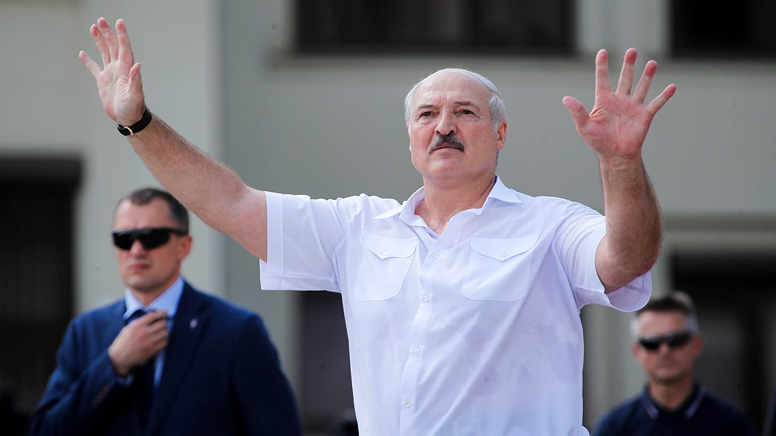  Belarusian President Alexander Lukashenko gestures as he greets supporters at Independence Square in Minsk, Belarus. August 16, 2020