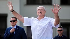  Belarusian President Alexander Lukashenko gestures as he greets supporters at Independence Square in Minsk, Belarus. August 16, 2020