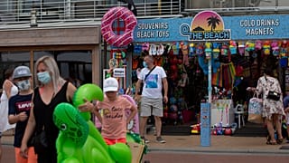 Des vacanciers sur le bord de mer de Blankenberge en Belgique, le 11 août 2020