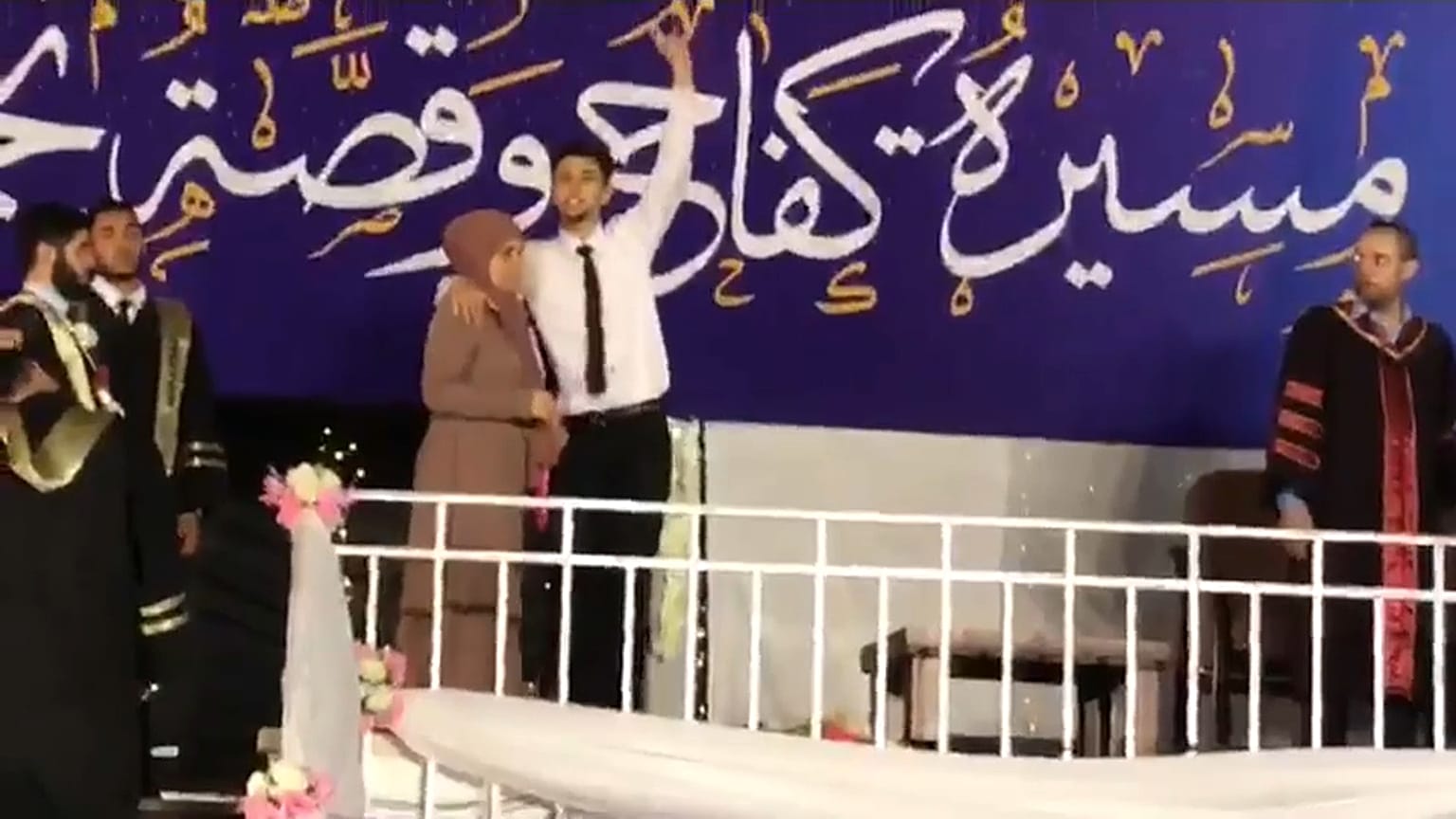 طالب يرفض الصعود لمنصة التكريم دون والدته في غزة