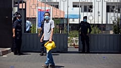 من أمام مستشفى الشفاء في قطاع غزة.
