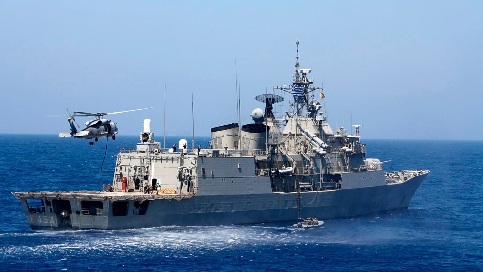 Un hélicoptère atterit sur un navire de guerre de l'armée grecque en exercice dans la mer Méditerranée, le 25 août 2020