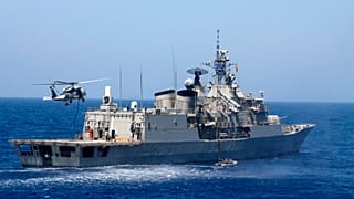 Un hélicoptère atterit sur un navire de guerre de l'armée grecque en exercice dans la mer Méditerranée, le 25 août 2020