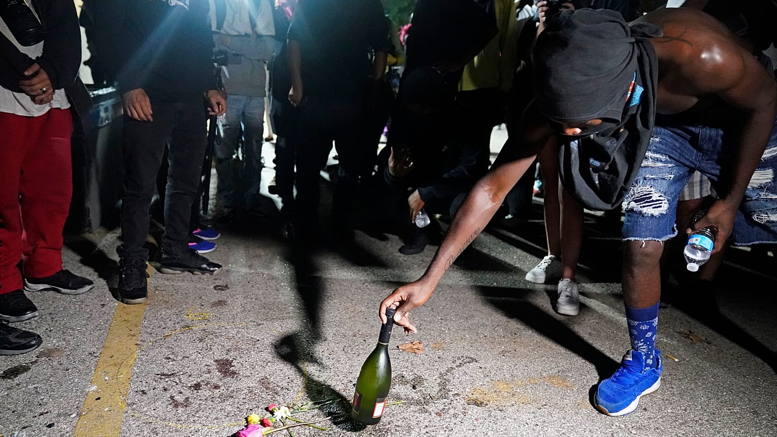 Un manifestant place une bouteille à l'endroit où un homme a été tué par balle mardi soir, lors de manifestations, à Kenosha, États-Unis, le 26 août 2020