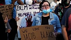 Manifestación del 25 de agosto de 2020 para protestar contra la violencia policial en Kenosha, Wisconsin.