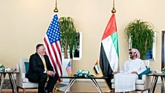 وزير الخارجية الأمريكي مايك بومبيو مع مستشار الأمن القومي لدولة الإمارات العربية المتحدة الشيخ طحنون بن زايد آل نهيان، الإمارات العربية المتحدة، 26 أغسطس 2020
