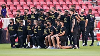 I giocatori del Los Angeles FC posano per una foto di gruppo sul campo prima dell'annuncio della cancellazione della gara contro il Real Salt Lake