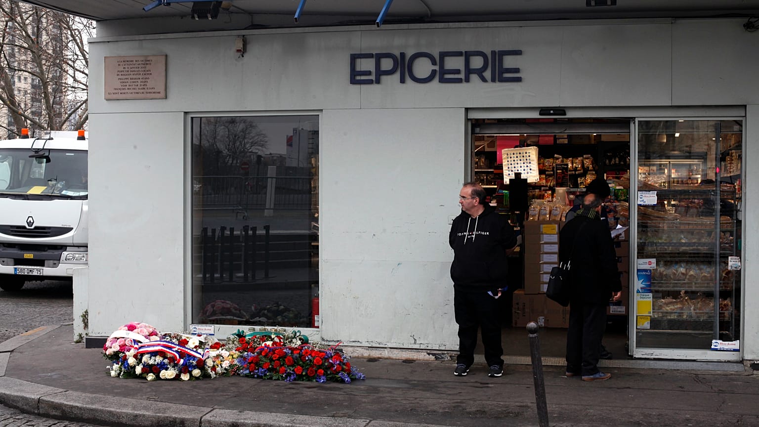 Des gerbes de fleurs devant l'épicerie juive Hyper Cacher à Paris, le 7 janvier 2019