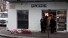 Des gerbes de fleurs devant l'épicerie juive Hyper Cacher à Paris, le 7 janvier 2019