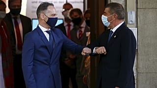 German Foreign Minister Heiko Maas, left, welcomes his Israeli counterpart Gabi Ashkenazi
