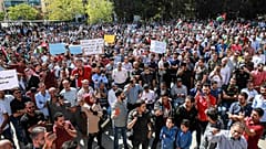 أساتذة المدارس الحكومية يتظاهرون للمطالبة بزيادة الرواتب أمام مجمع النقابات المهنية في العاصمة الأردنية عمان، 3 أكتوبر 2019.