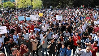 أساتذة المدارس الحكومية يتظاهرون للمطالبة بزيادة الرواتب أمام مجمع النقابات المهنية في العاصمة الأردنية عمان، 3 أكتوبر 2019.