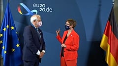 AB Dışilişkiler Yüksek Temsilcisi Borrell ve Alman Savunma Bakanı Kramp-Karrenbauer