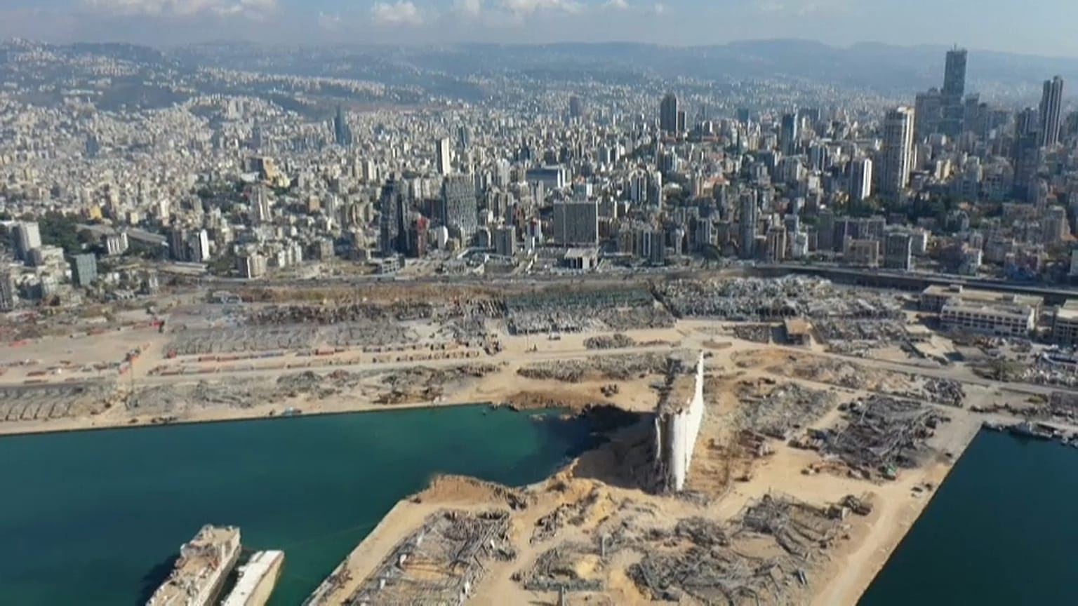 صورة جوية للدمار الذي خلفه انفجار مرفأ بيروت 