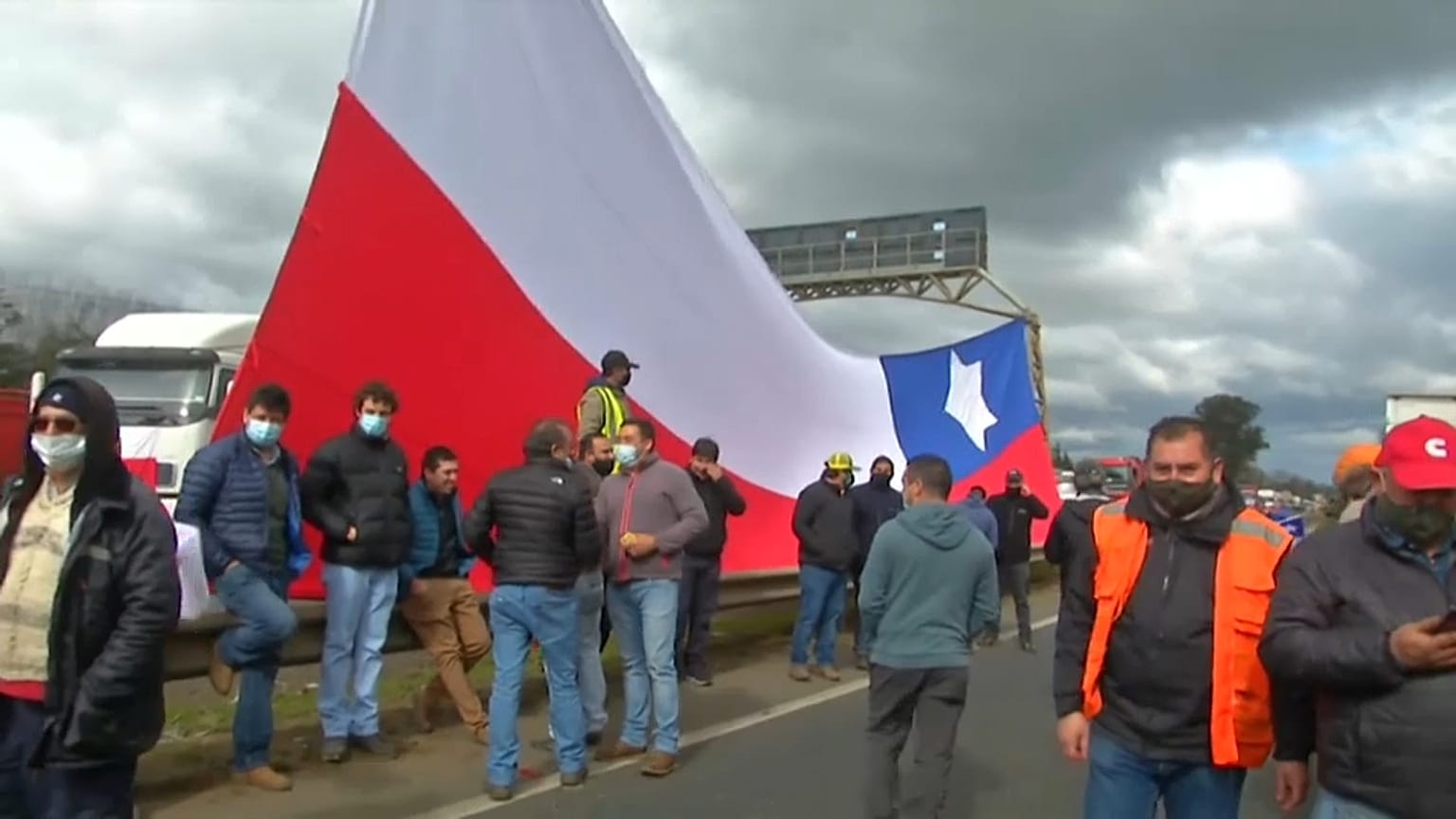 Varios camioneros bloquean la carretera durante el paro indefinido de transportistas en Chile
