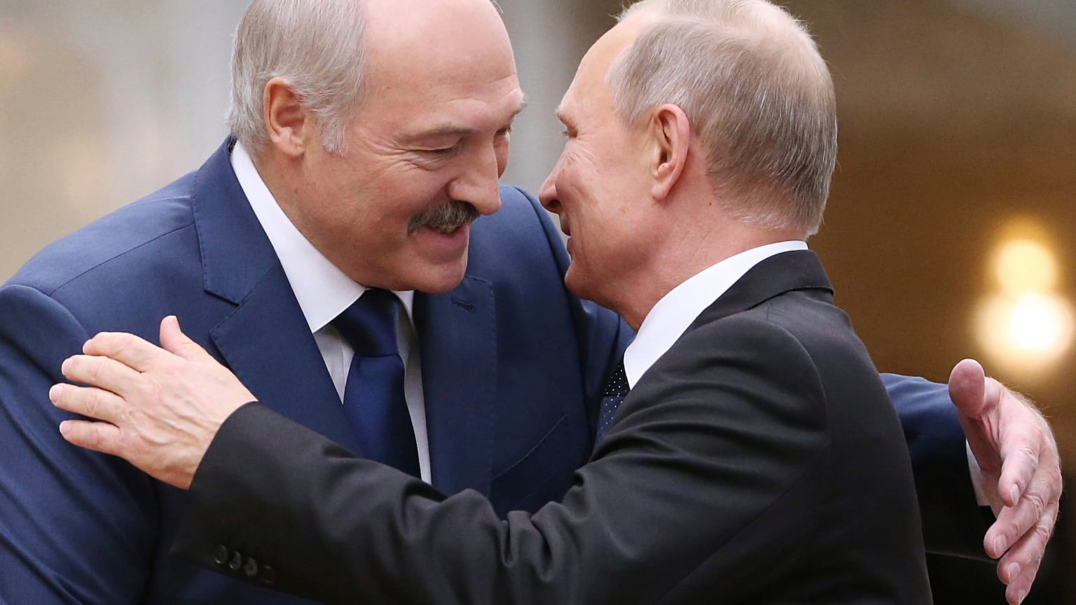 En esta foto de archivo tomada el 30 de noviembre de 2017, el presidente bielorruso Alexander Lukashenko saluda al presidente ruso Vladimir Putin durante una cumbre en Minsk.