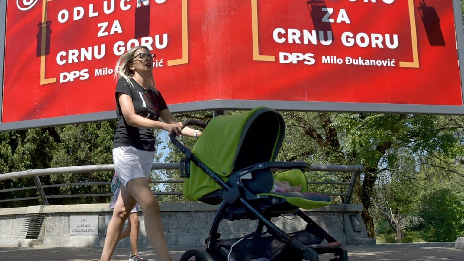 Un cartellone del Partito Democratico dei Socialisti, con scritto "Decisamente per il Montenegro" a Podgorica