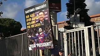Un aficionado esxige la dimisión del presidente Bartomeu.