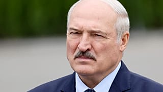 El presidente bielorruso Alexander Lukashenko se dirige a los empleados de la planta lechera de Orsha, Bielorrusia, el viernes 28 de agosto de 2020.
