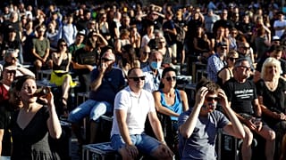 2020. július 27-én több százan tüntettek a cseh kormány túl szigorúnak tartott karanténszabályai miatt