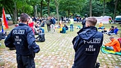 Polizei vor Protestcamp in Berlin