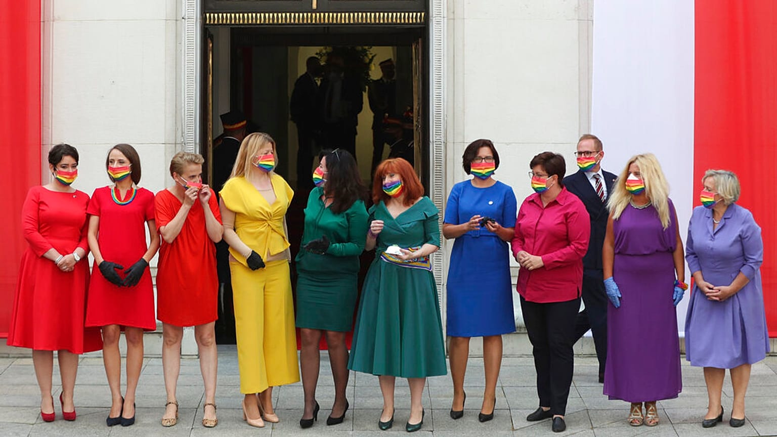 Polonia, agosto 2020: esponenti dell'opposizione indossano i colori arcobaleno durante il giuramento del Presidente Duda