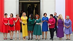 Polonia, agosto 2020: esponenti dell'opposizione indossano i colori arcobaleno durante il giuramento del Presidente Duda